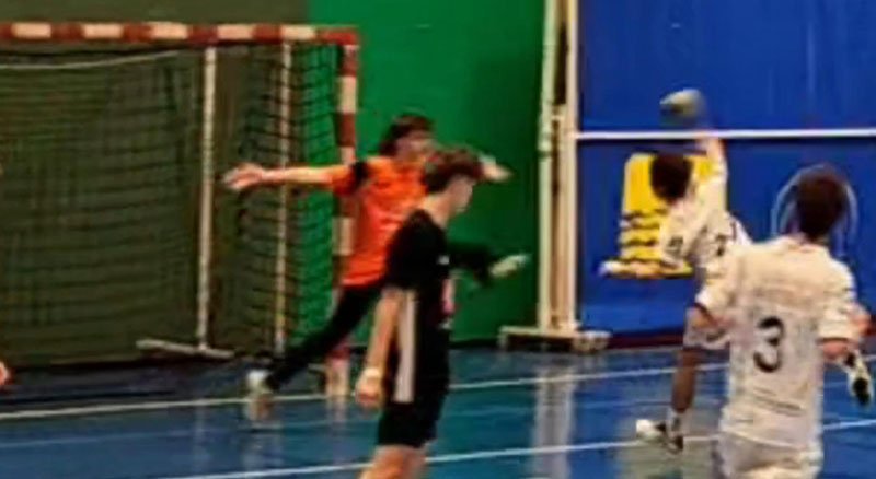Parade de Celestin, gardien des Moins de 17 ans du Narbonne Handball contre le Fenix